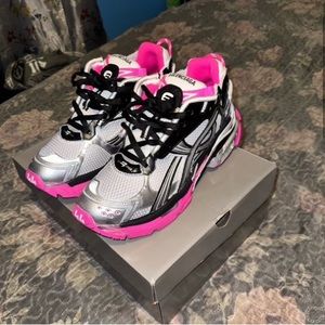 Im selling baleciagas for 950 and the color is pink black and white